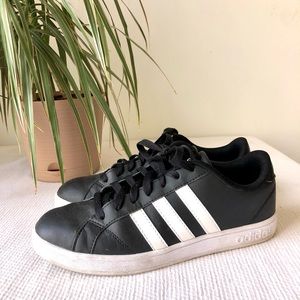 🌿 Adidas black shoes